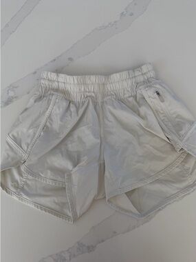 Lululemon Tracker Short 4" Lined size 4
White Wide Elastic Waist Band Zip Pocket